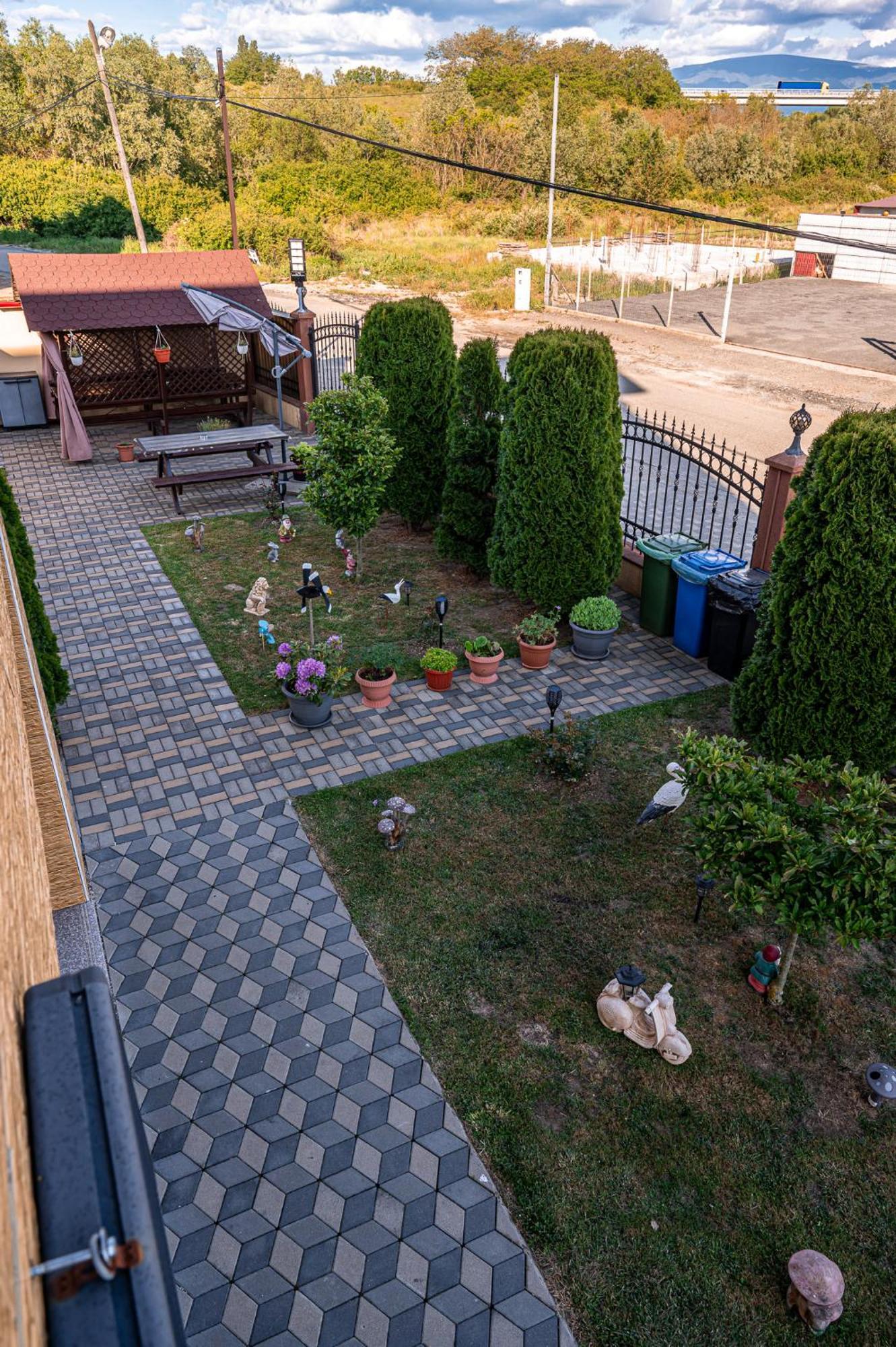 Pensiunea Teo Caransebeş Exteriör bild